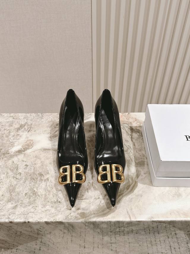 Upgraded version Balenca*A new patent leather diamond buckle shoes are availabl