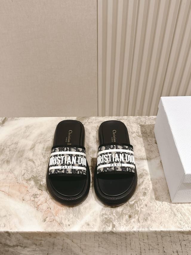 Dior 10,000-needle embroidered slippers A must-have item for summer beach vacati