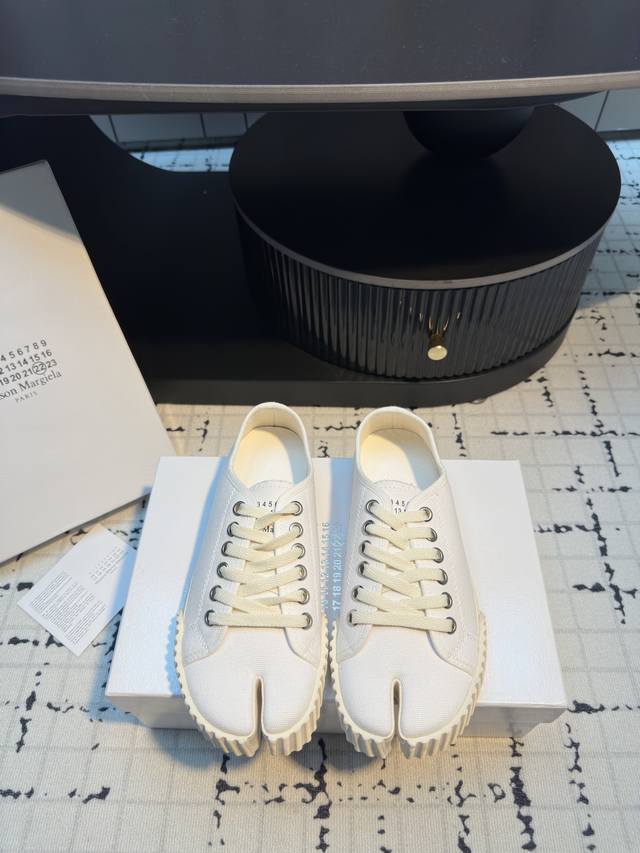 Margiela split-toe canvas white shoes Split-toe shoes are so cool~very trendy~ve