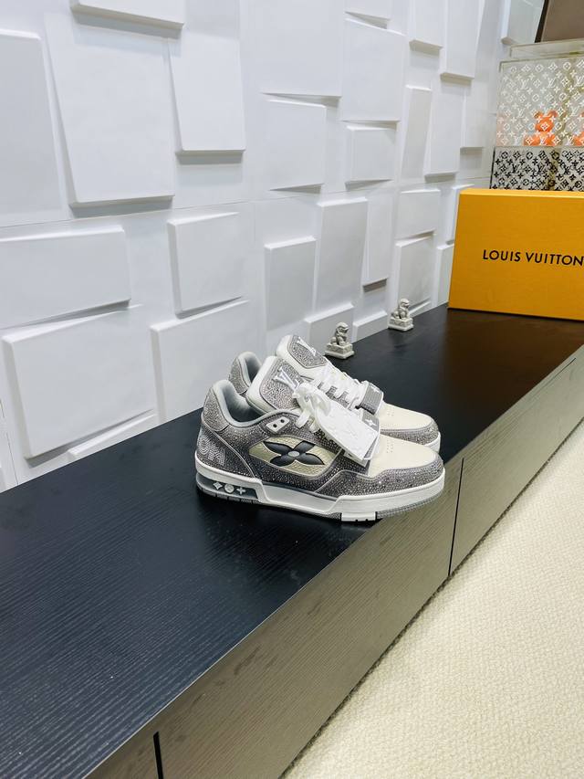 Top version: Hot diamond Velcro Lv Trainer sneakers, reinterpreting the classic