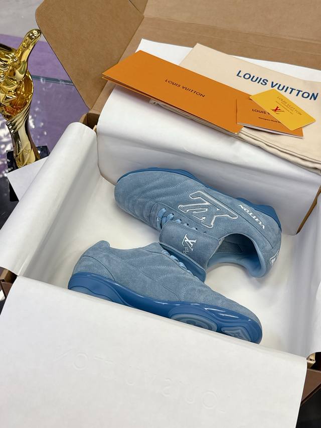 Factory P price P: 2025 new Lv couple's same style sneakers, wearing them will m
