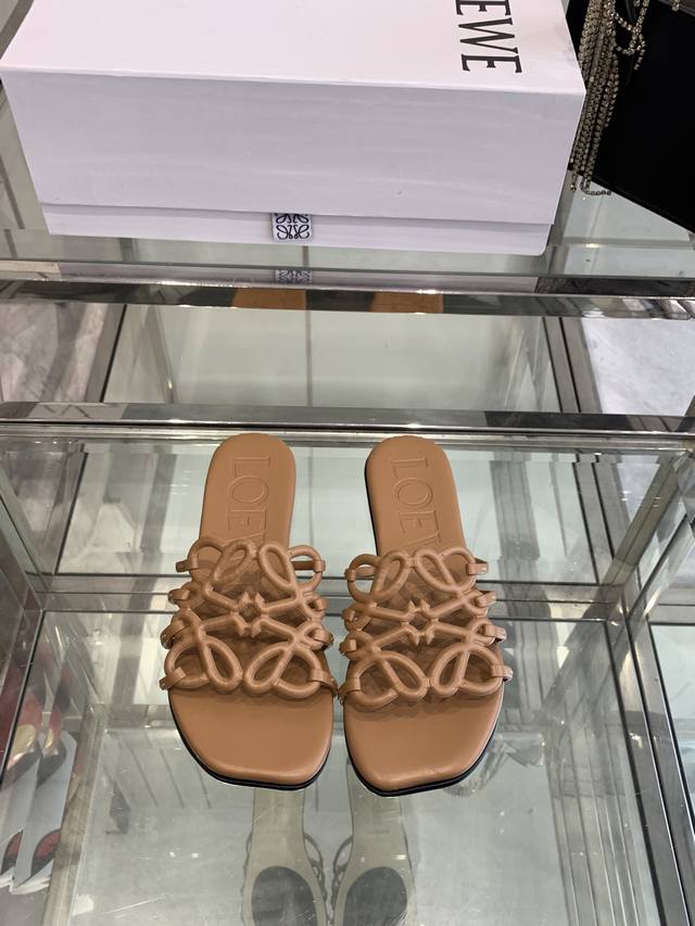 Loewe 25Ss new spring and summer slippers The simple design feels cleaner and mo