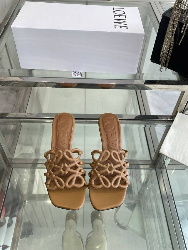 Loewe 25Ss new spring and summer slippers The simple design feels cleaner and mo