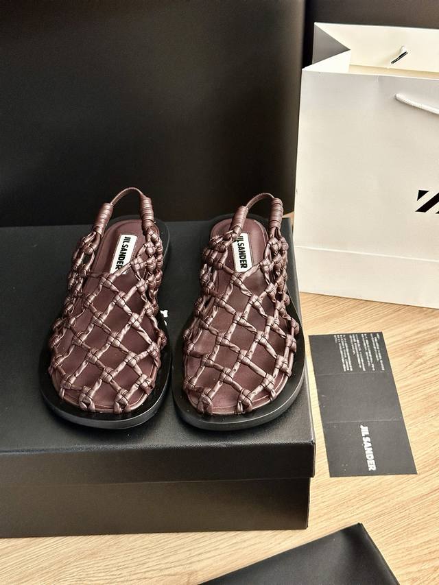 Official website updates simultaneously 25Ss The latest woven leather sandals ar