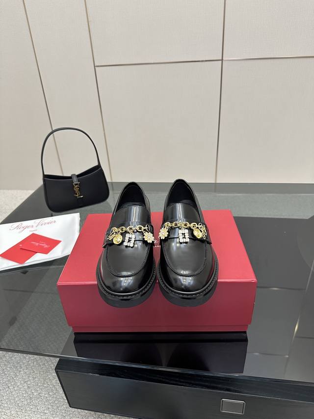 Roger Vivier Rv25Ss New rhinestone chain loafers This is definitely a fashionabl
