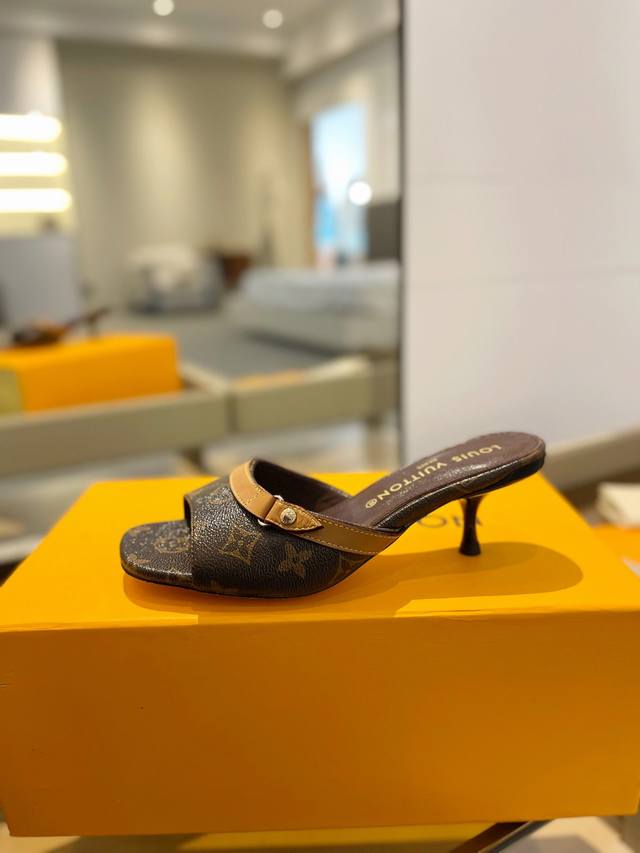Price P: Latest L's latest Paris catwalk slippers, exclusive style, perfect las