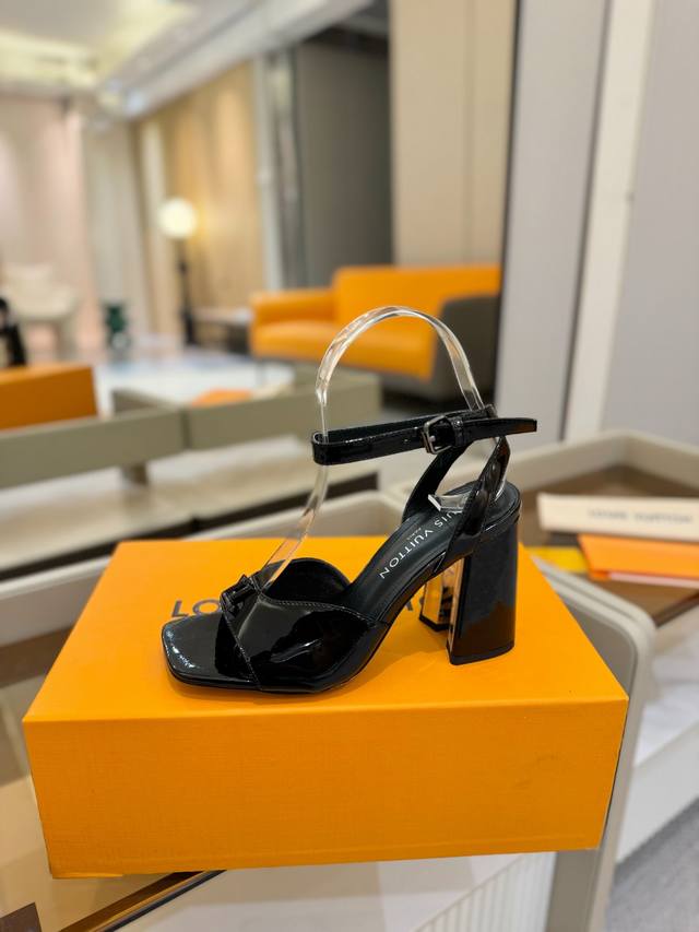 Price P: 2025 L home spring and summer counter latest catwalk sandals, official