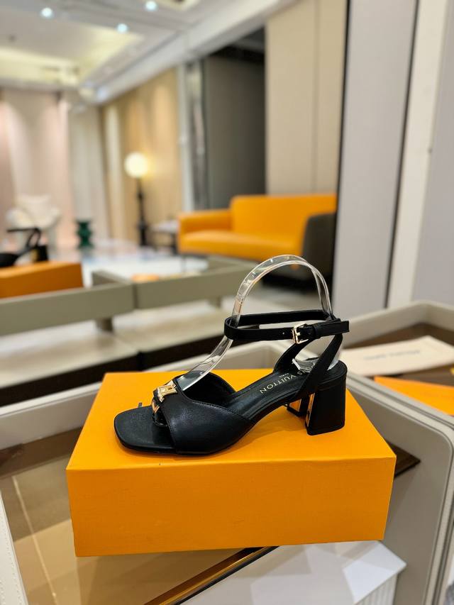 Price P: 2025 L home spring and summer counter latest catwalk sandals, official