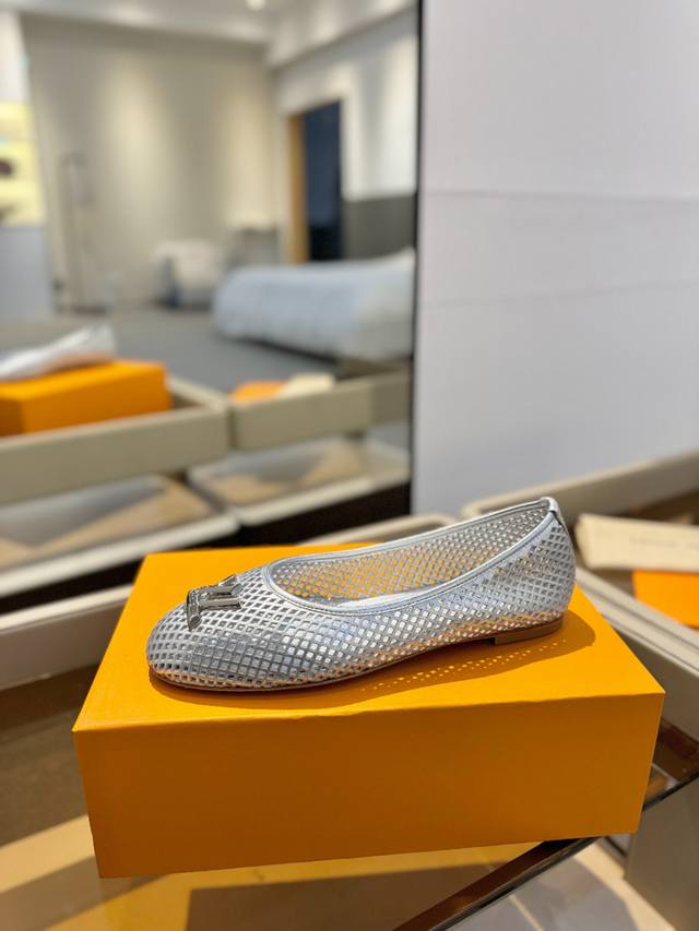 Price P: Latest L home counter latest catwalk style flat hollow shoes, physical