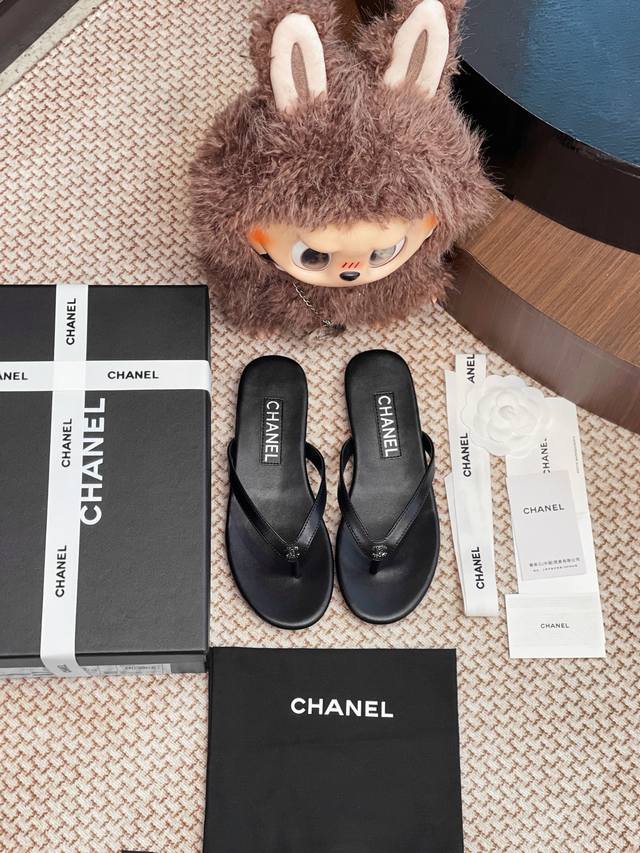 Chanel genuine leather flip-flops. The whole pair of shoes is purchased from Zp
