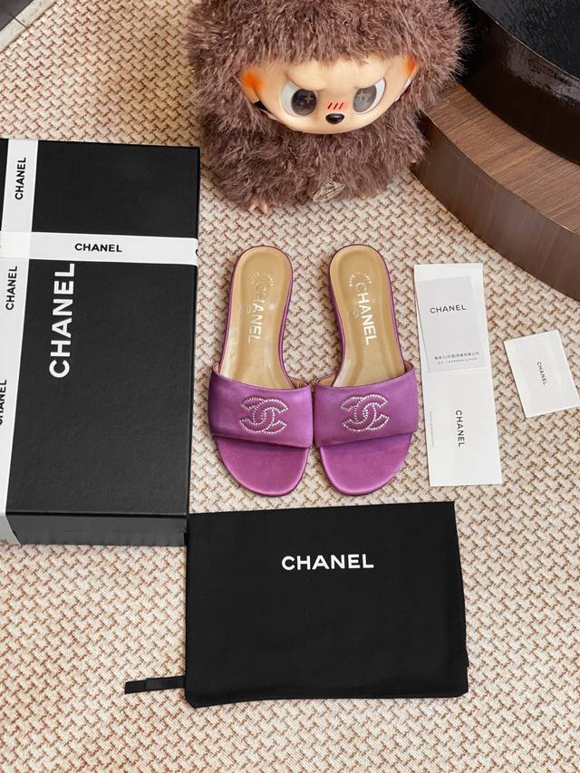 Chanel genuine leather slippers. The whole pair of shoes is purchased from Zp, d