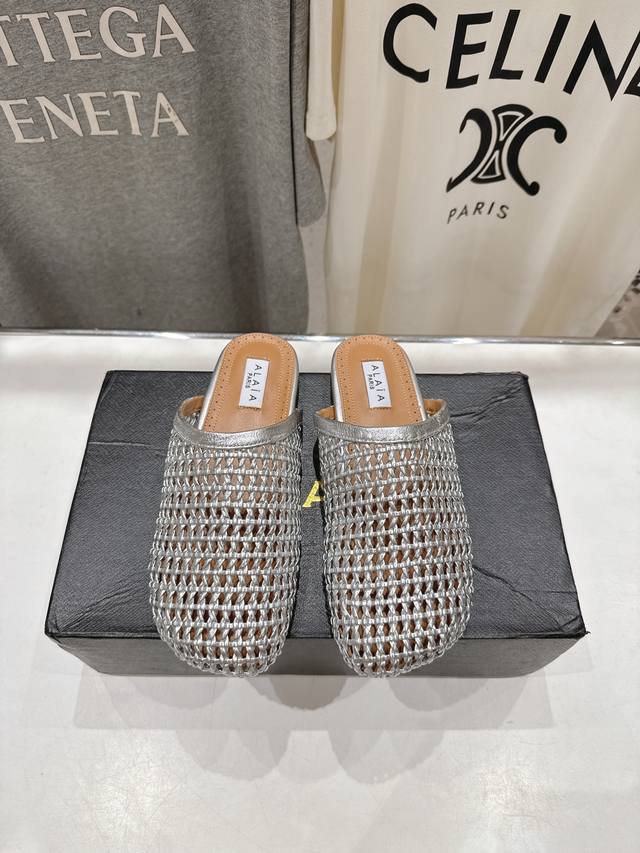 high version factory exclusive new product Alaia 25Ss catwalk style flat half-d