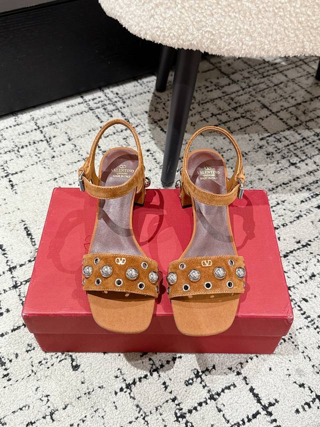 Valentino 25 one-strap metal ball rivet thick-heeled sandals The "muse" of the f