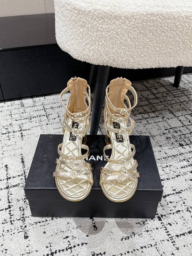 Top version Chane 25 Ss catwalk pearl buckle thick-heeled sandals Chanel high-he