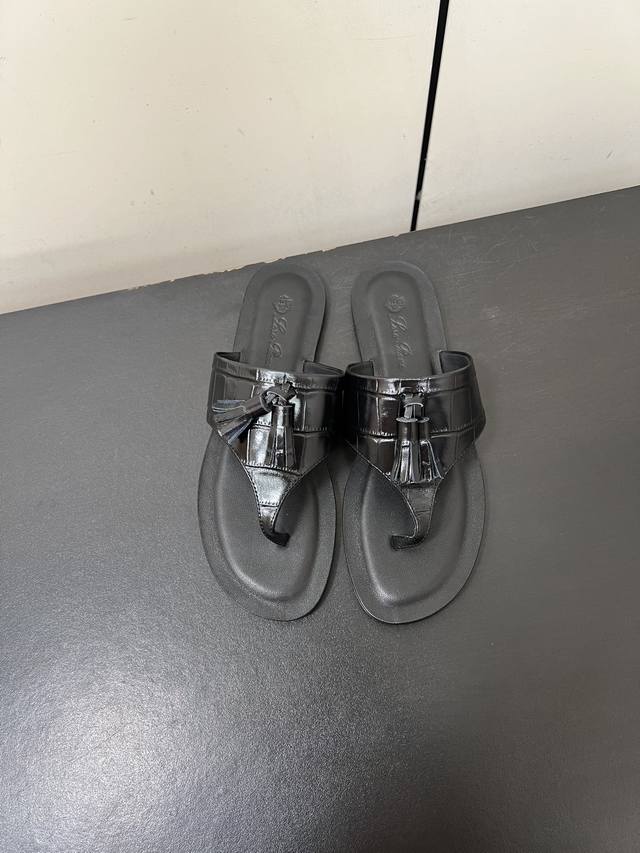 Loro Piana classic hit product Lp British flip-flop sandals DDD. So this is the