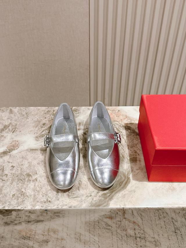 Ferragamo counter Four Seasons Ballet series new product square head bow design
