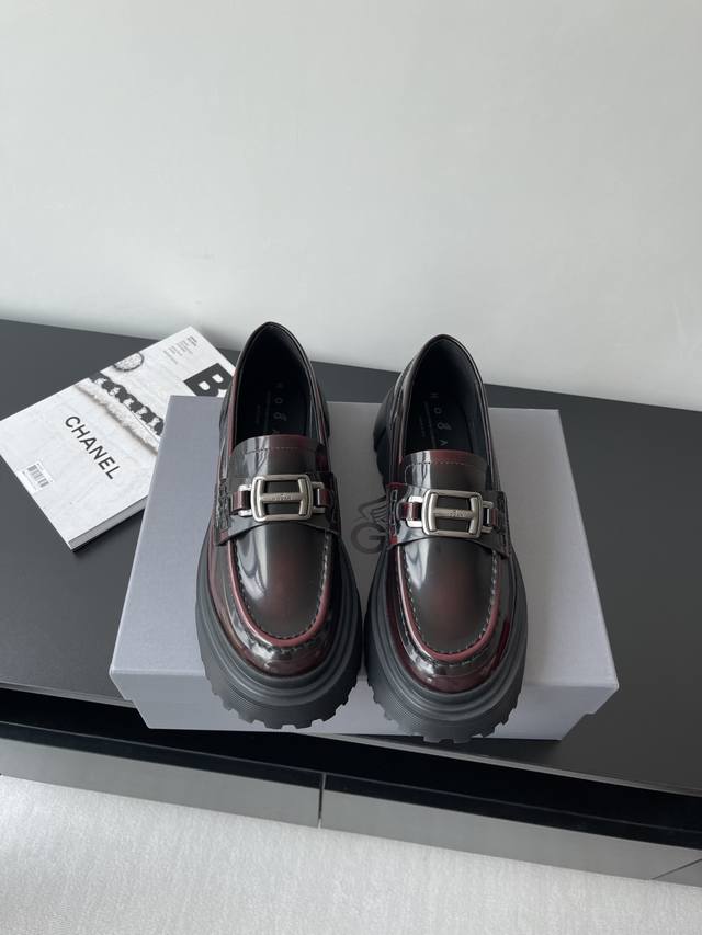 Hogan Hogan loafers casual leather shoes This loafer is made of imported cowhide