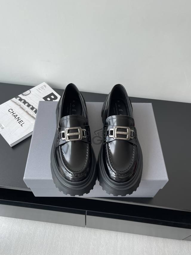 Hogan Hogan loafers casual leather shoes This loafer is made of imported cowhide
