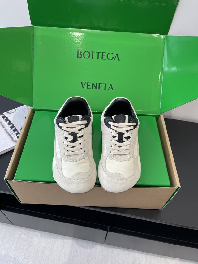 Top version for women and men Bottega Veneta's latest Orbit series retro casual