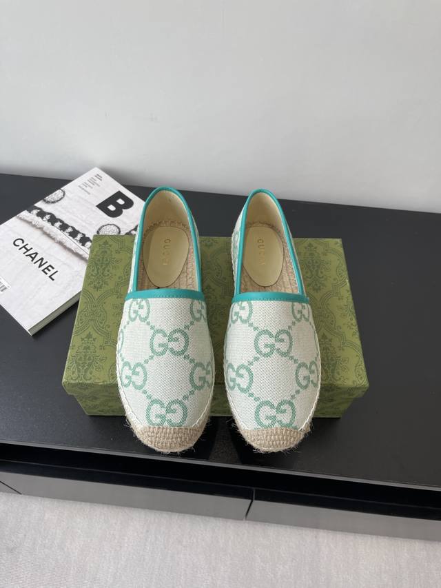 Gucci 2025Ss new women's new fisherman shoes. This shoe is made of beige and dar