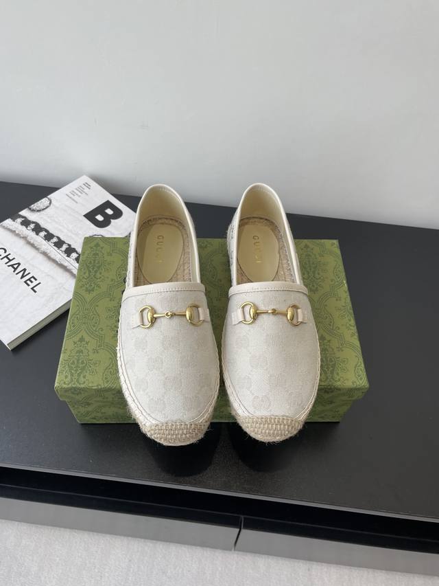 Gucci 2025Ss new horsebit women's new fisherman shoes. This shoe is made of beig