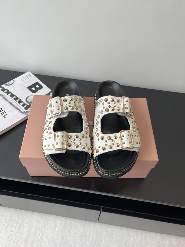 Miumiu Miu Miu 25Ss new summer thick-soled rivet sandals, flat-soled soft-soled