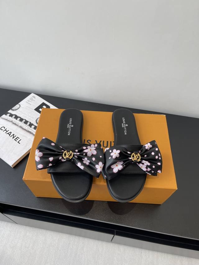 Lv 25 Spring and Summer new beach slippers High-end retro and fashionable, beaut