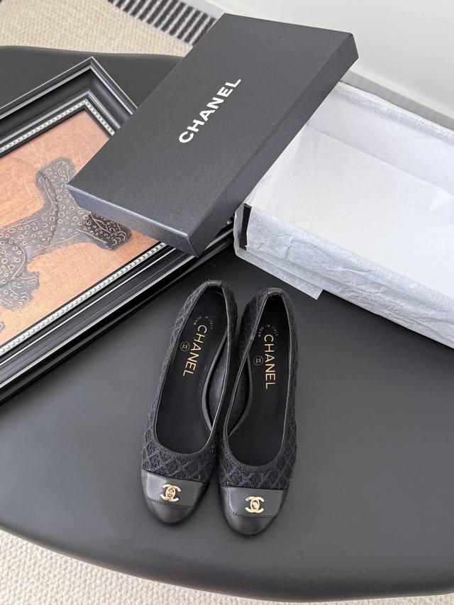 Chanel classic backpack buckle shoes Basic single shoe style Shoe shape is slend