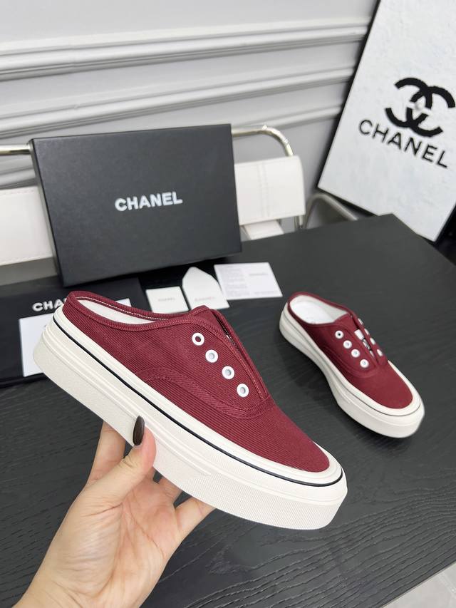 Chanel's new retro canvas series of thick-soled canvas biscuit shoes presents a