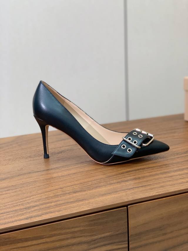 Gianvit* Ross* leather buckle shoes. Good news for those who like stilettos. Per