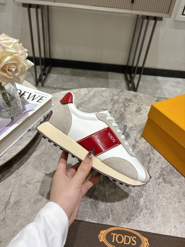 Cloth Tod's new sports Forrest Gump shoes. The most eye-catching thing about th
