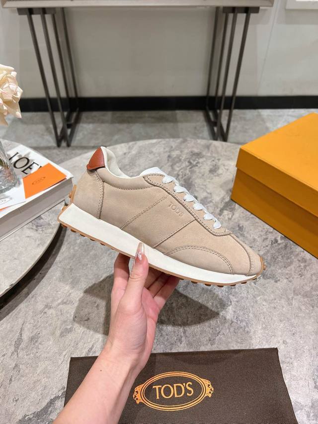 leather surface Tod's new sports Forrest Gump shoes. The most eye-catching thin
