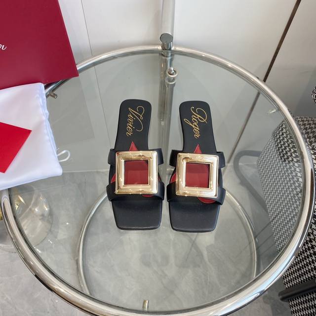 Roger Vivier's new Rv heart-shaped foreskin square buckle sandals in early sprin