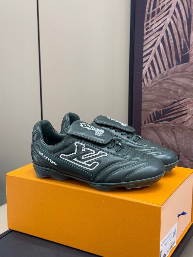 V Ss25 Couples' Soccer Shoes The Footprint Soccer sneakers debuted at the Spring