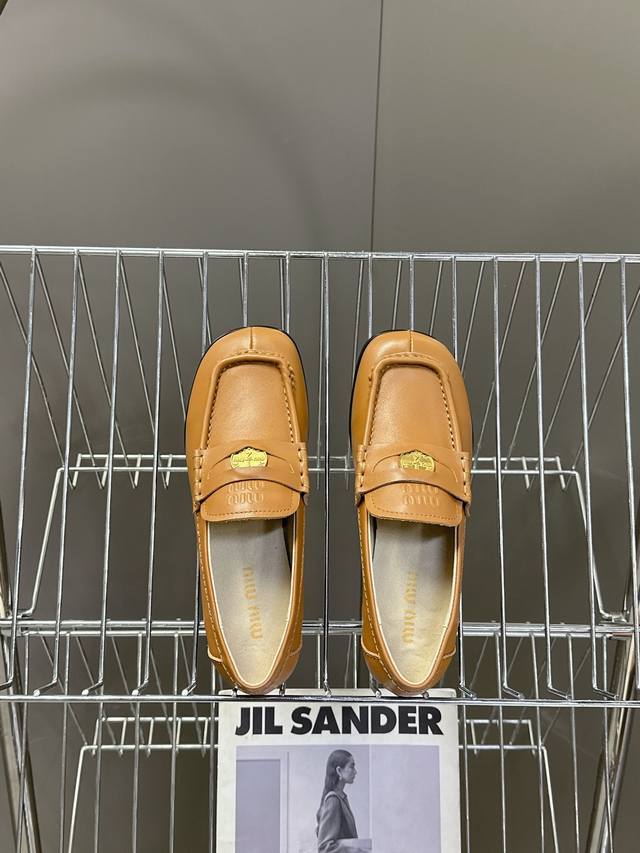 Miu Miu Spring and Summer New Square Round Toe LoafersMiu's new spring and summe