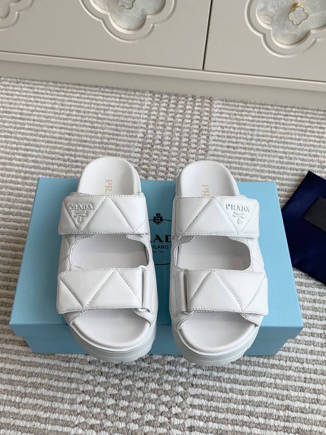 Purchasing-level Prada's new Velcro thick-soled sandals These sporty sandals are