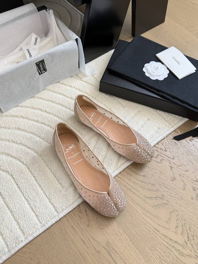 Joint Maison Margiela X Cl rhinestone flats This shoe is made of mesh and is em