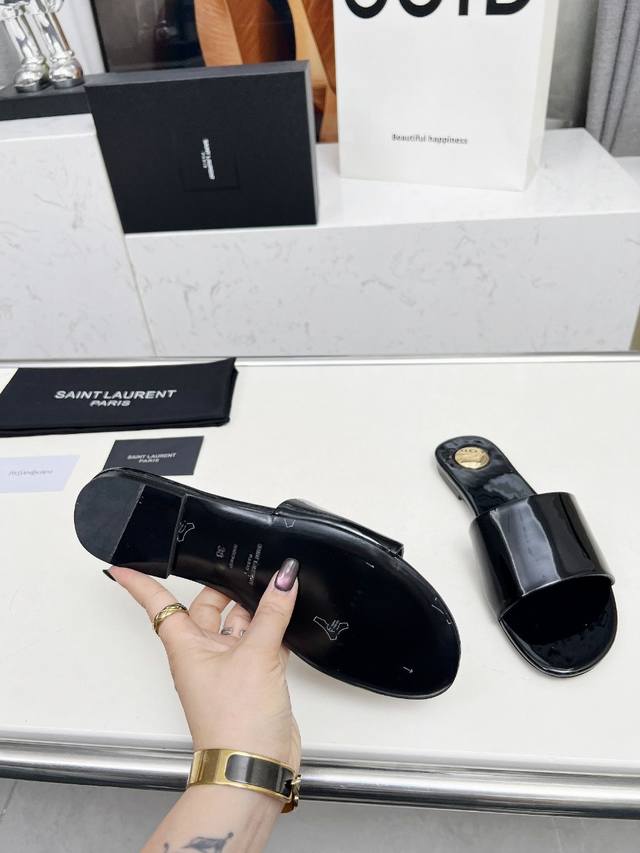 Saint Laurent: Black patent leather slippers Rubber sole genuine leather sole S