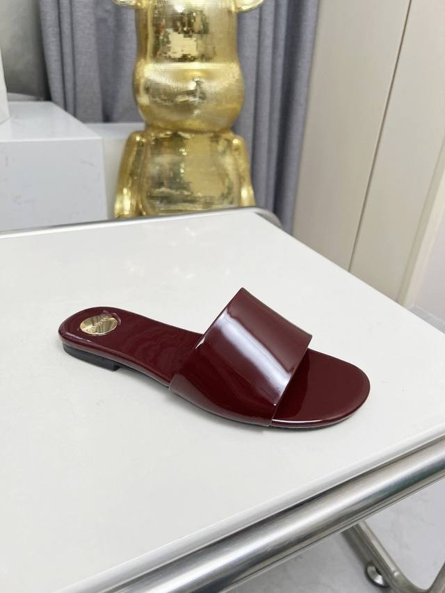Saint Laurent: Burgundy patent leather slippers Rubber sole genuine leather sol