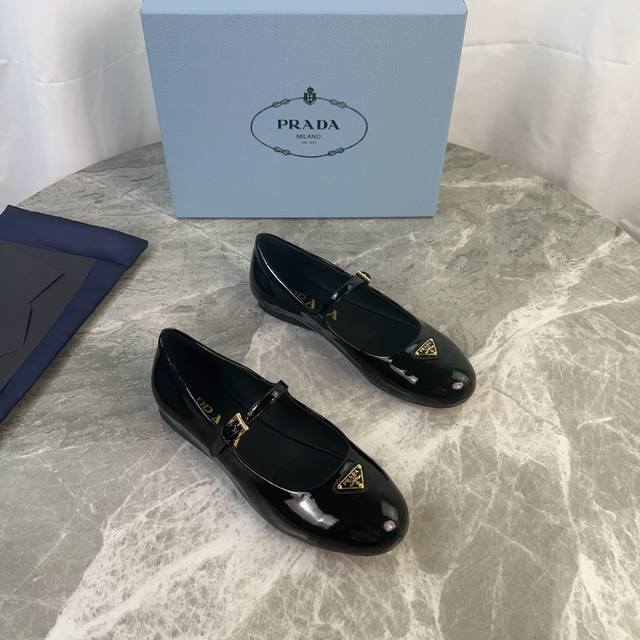 P's latest model Surface: imported cowhide leather Lining: ultra-soft water-dyed