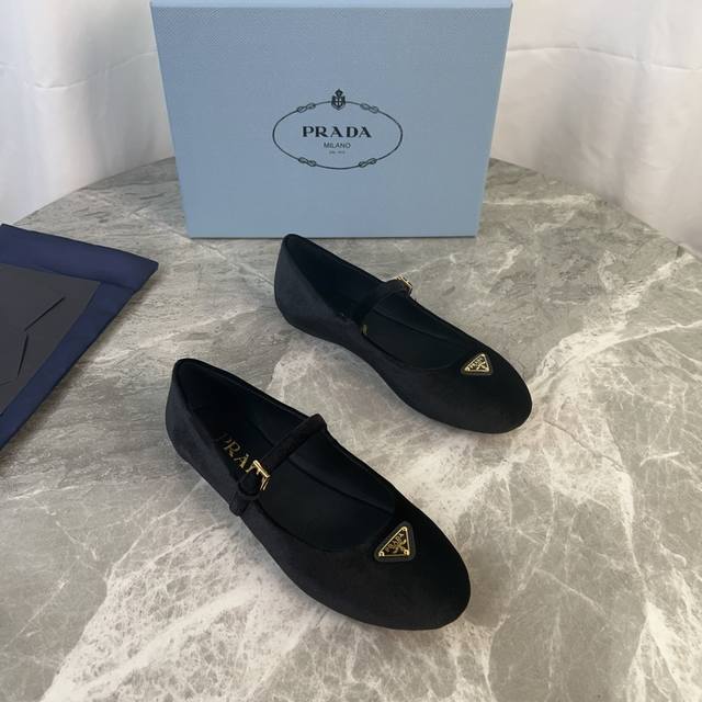 P's latest model Surface: imported velvet Lining: ultra-soft water-dyed cowhide