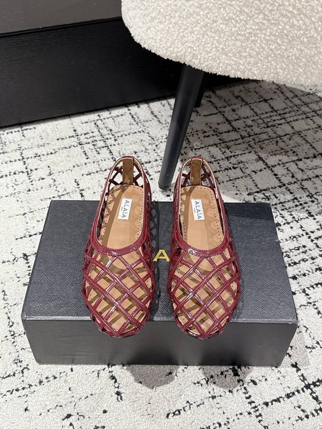Alaia 2 Alaia's new hollow flat shoes This hollow flat shoe is the "ankle highli