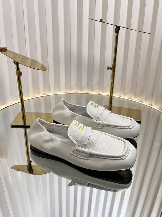 Miu Miu 24Ss Autumn and Winter brogue square toe loafers This brogue has simple