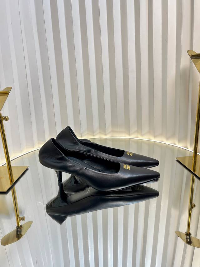 Miu Mi* Miu Miu 25Ss new spring and summer pointed high heels DDD. The catwalk h
