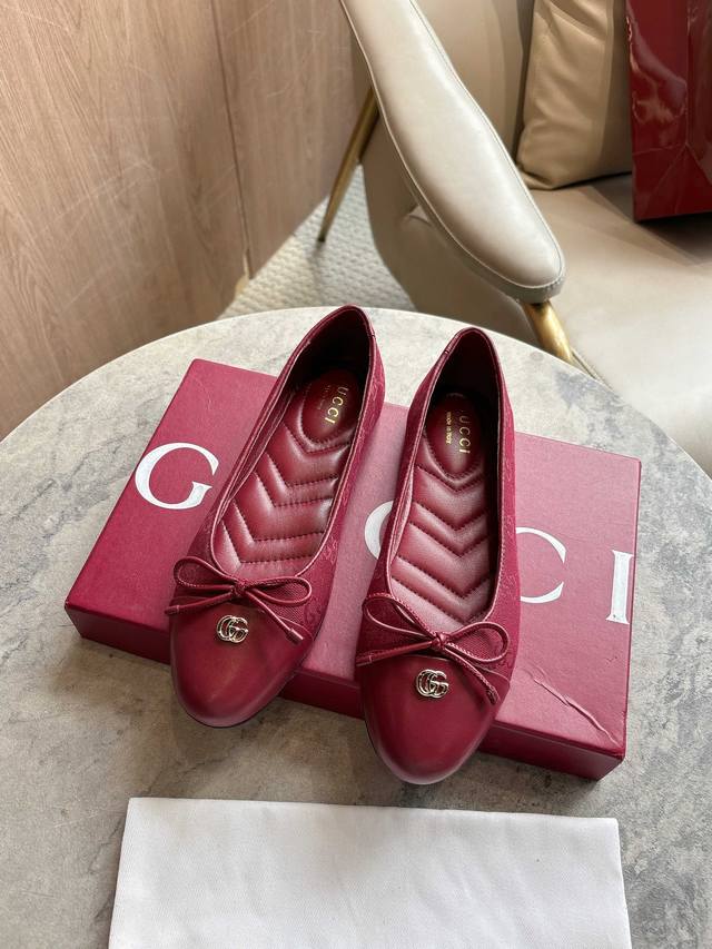 1054-1 Burgundy G 35-42 These ballet flats are crafted from leather for a timele