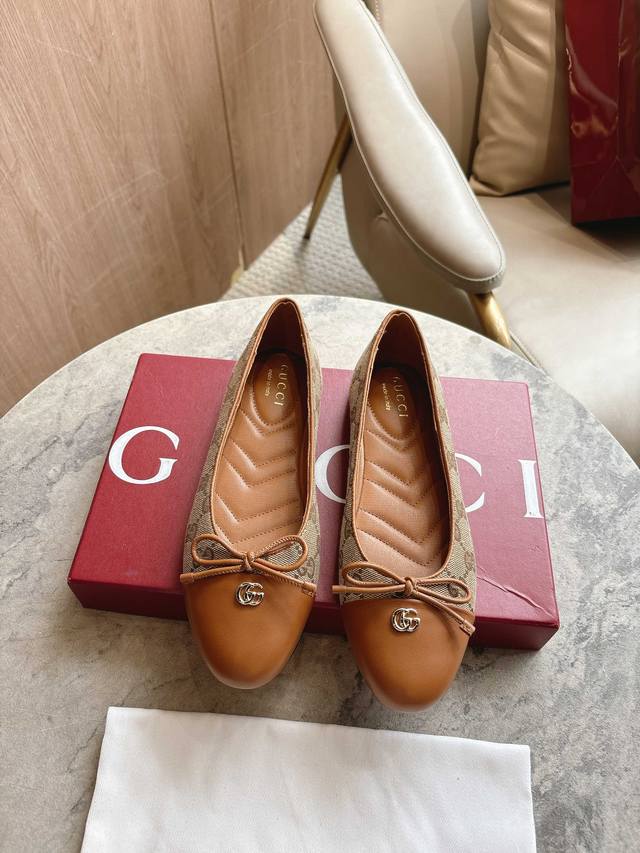 1054-1 Apricot G 35-42 These ballet flats are crafted from leather for a timeles