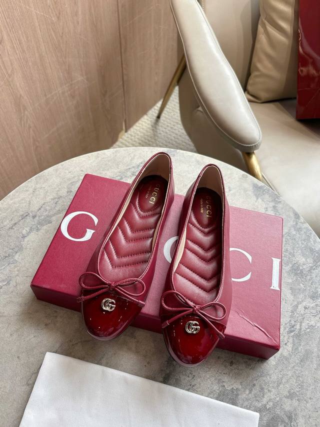 1054-1 Burgundy 35-42 Timelessly elegant, these ballet flats are crafted from gl