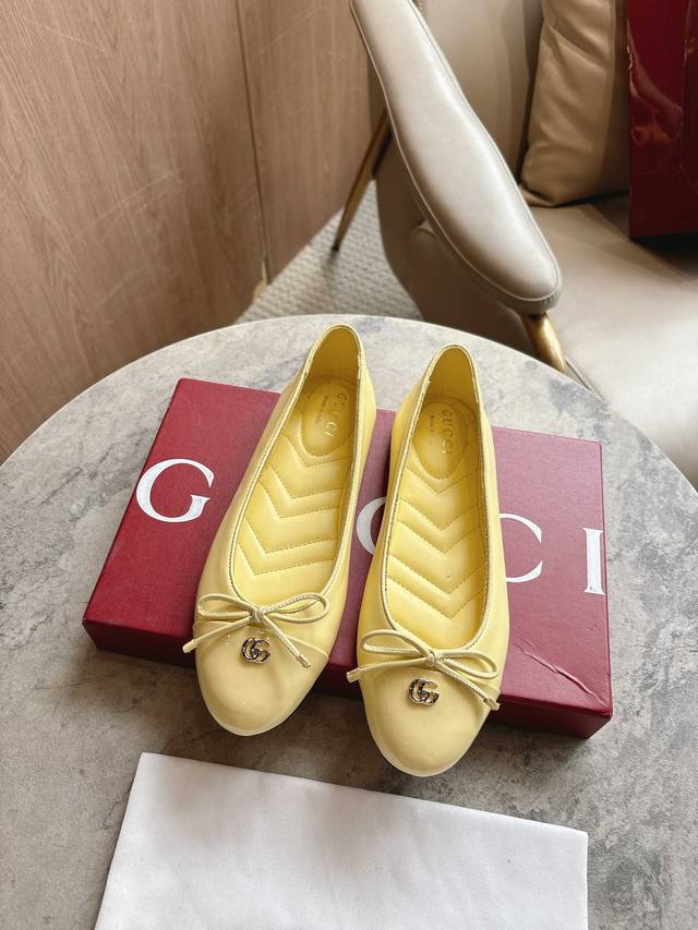 1054-1 Yellow 35-42 These ballet flats are crafted from glossy leather with a pa