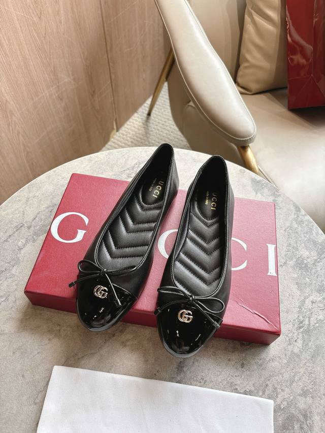 1054-1 Black 35-42 Timelessly elegant, these ballet flats are crafted from gloss