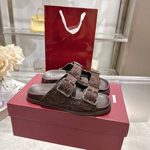 New unisex non-slip beach sandals Slippers The Gg logo is inspired by the diamo